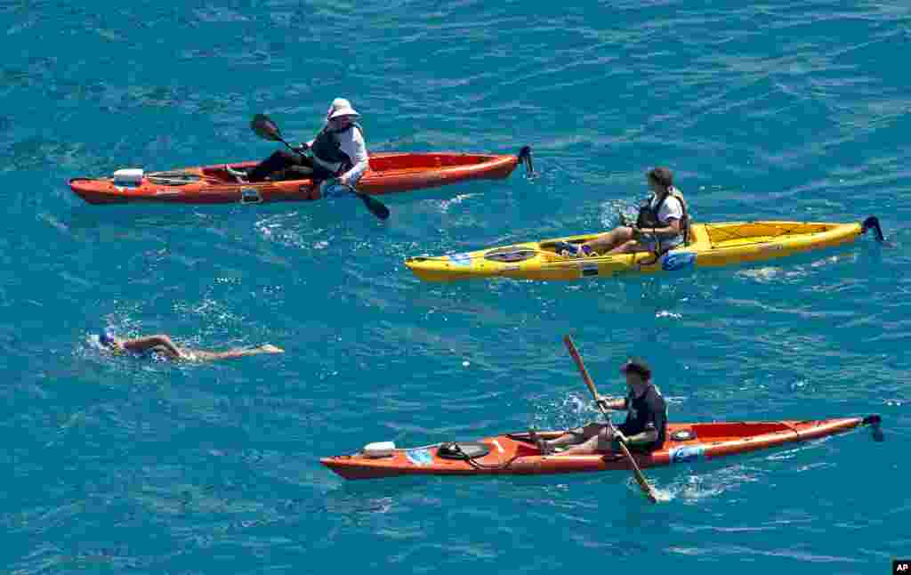 Bà Diana Nyad còn 3km nữa để bơi tới bãi biển Key West bang Florida, ngày 2 tháng 9, 2013.