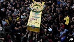 Konbatan Hezbollah yo transpote sekey youn nan kanmarad yo ki mouri apre bipe yo eksploze nan Beirout, Liban, 18 Sept. 2024. 