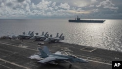 Tàu sân bay Mỹ USS Ronald Reagan và USS Nimitz đi vào Biển Đông.