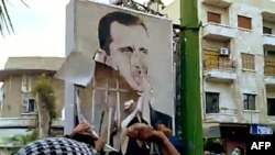 Những người biểu tình xé bức ảnh của Tổng tống al-Assad trong cuộc biểu tình "Ngày Phẩn Nộ"