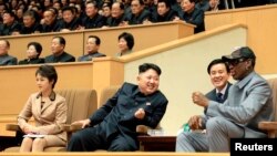 Kim Jong Un và Dennis Rodman xem một trận tranh tài bóng rổ giữa các cựu cầu thủ bóng rổ Mỹ và đội bóng rổ Hwaebul của Bắc Triều Tiên tại Bình Nhưỡng.