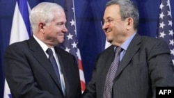 Bộ trưởng Quốc phòng Mỹ Robert Gates, trái, và Bộ trưởng Quốc phòng Israel Ehud Barak sau 1 cuộc họp báo ở Tel Aviv, 24/3/2011