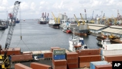 Ảnh minh họa: Công nhân dỡ các container tại cảng Tanjung Priok ở Jakarta, Indonesia.