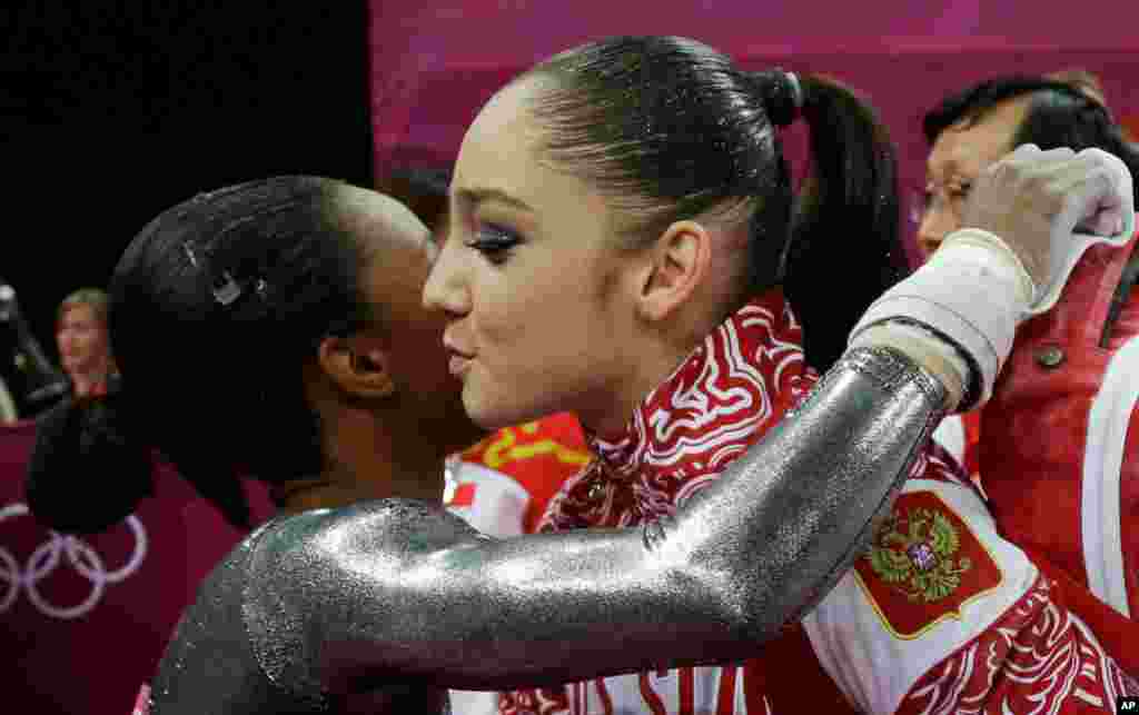 Vận động vi&ecirc;n Thể dục Dụng cụ Hoa Kỳ Gabrielle Douglas (tr&aacute;i)ch&uacute;c mừng Aliya Mustafina người Nga đoạt huy chương v&agrave;ng trong v&ograve;ng chung kết m&ocirc;n x&agrave; lệch Thể dục Nghệ thuật.