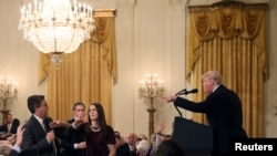 Phóng viên CNN Jim Acosta đặt câu hỏi với TT Donald Trump hôm 7/11/2018.