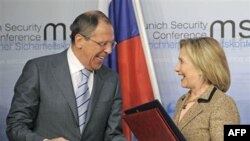 Ngoại trưởng Hoa Kỳ Hillary Clinton và ngoại trưởng Nga Sergei Lavrov đã trao đổi các văn kiện phê chuẩn, chính thức khởi động hiệp ước START mới, ngày 5 tháng 2, 2011