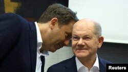 6 Kasım 2024 - Almanya Başbakanı Olaf Scholz, Maliye Bakanı Christian Lindner'i görevden aldıktan sonra Almanya parlamentosunun alt kanadı Bundestag'da SPD üyeleriyle biraraya gelirken Sosyal Demokrat Parti (SPD) Eş Başkanı Lars Klingbeil ile görüşüyor.