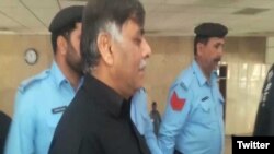 راؤ انوار کو عدالت میں پیش کیا جا رہا ہے۔ فائل فوٹو