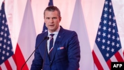 Bộ trưởng Quốc phòng Hoa Kỳ Pete Hegseth phát biểu trong cuộc họp báo chung với người đồng cấp Ba Lan sau cuộc gặp tại trụ sở Bộ Quốc phòng ở Warsaw vào ngày 14/2/2025.