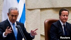 Thủ tướng Anh David Cameron (phải) lắng nghe Thủ tướng Israel Benjamin Netanyahu phát biểu tại Quốc hội Israel, ở Jerusalem, 12/3/2014