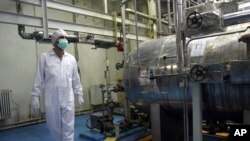 Nhân viên làm việc tại nhà máy hoán chuyển uranium bên ngoài thành phố Isfahan, phía nam thủ đô Tehran