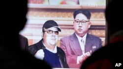 Hình lãnh tụ Bắc Triều Tiên Kim Jong Un (phải) và người anh cùng cha khác mẹ Kim Jong Nam, người bị nghi đã thiệt mạng trong một vụ ám sát tại Malaysia. 