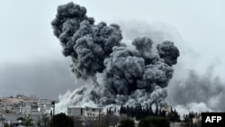 Türkiye sınırındaki Mürşitpınar köyünden çekilen bir Kobani fotoğrafı