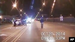 Hình ảnh lất từ video được cung cấp bởi sở cảnh sát Chicago cho thấy Laquan McDonald (phải) đi xuống đường trước khi bị cảnh sát bắn chết, ngày 20/10/2015.