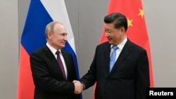 Tổng thống Nga Vladimir Putin gặp Chủ tịch Trung Quốc Tập Cận Bình bên lề hội nghị BRICS ở Brasilia.