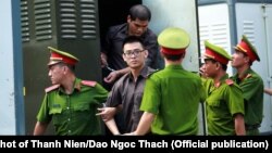 Một tòa án ở Tp. HCM kết án Đặng Hoàng Thiện (áo nâu) 16 năm tù về tội "khủng bố"