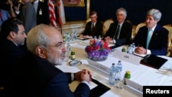 Ngoại trưởng Mỹ John Kerry (trái) tham dự cuộc họp với người đồng cấp Iran Mohammad Javad Zarif bên lề cuộc đàm phán giữa 6 cường quốc thế giới với Iran về chương trình hạt nhân của Tehran ở Vienna, ngày 13/7/2014.