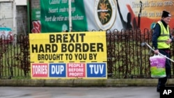 Một áp phích của đảng cộng hòa về Brexit ở Tây Belfast, Bắc Ireland. Thủ tướng Anh Theresa May 