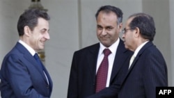 Fransa Cumhurbaşkanı Nicolas Sarkozy, Paris'te, Konsey üyeleri Mahmut Cibril ( el sıkışan) ve Ali el İsavi ile