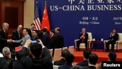 Tổng thống Mỹ Donald Trump và Chủ tịch Trung Quốc Tập Cận Bình chứng kiến các thỏa thuận thương mại được ký kết tại Đại Sảnh đường Nhân dân, Bắc Kinh, Trung Quốc, ngày 9/11/2017. 