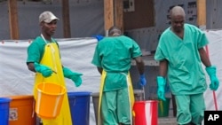 Nhân viên y tế làm việc tại trung tâm điều trị Ebola tại Monrovia, Liberia. 