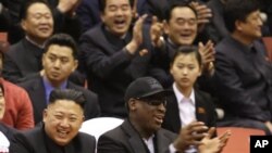 Nhà lãnh đạo Bắc Triều Tiên Kim Jong Un (trái) và cựu vận động viên Dennis Rodman xem bóng rổ tại một vận động trường ở Bình Nhưỡng, Bắc Triều Tiên 28/2/13