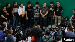 Thủ lĩnh sinh viên Joshua Wong (thứ hai từ bên phải) nói chuyện với truyền thông tại Hong Kong, ngày 9/10/2014. 