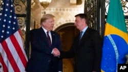 Tổng thống Brazil, Jair Bolsonaro, bắt tay Tổng thống Mỹ Donald Trump tại Mar-a-Lago hôm 7/3/20.