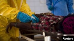 Nhân viên y tế ở Sierra Leone lấy mẫu máu của một bệnh nhân bị nghị nhiễm virus Ebola để xét nghiệm