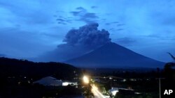 Ảnh Núi lửa Agung phun trào ở Karangasem, Bali, Indonesia, ngày 28/11/2017. 2017. (AP Photo/Firdia Lisnawati)