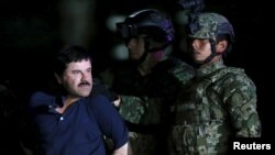 Joaquin "El Chapo" Guzman được mang ra trình diện trước báo chí ở Mexico, 8/1/2016.