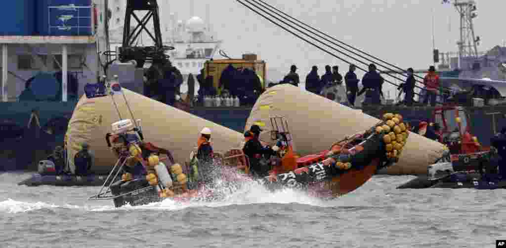 Các thợ lặn đang thi hành nhiệm vụ qua tầng thứ ba và thứ tư của chiếc phà Sewol bị lật, ngày 22/4/2014.