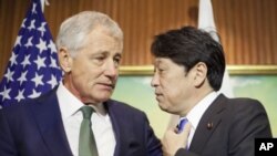 Bộ trưởng Quốc phòng Hoa Kỳ Chuck Hagel (trái) và Bộ trưởng Quốc phòng Nhật Bản Itsunori Onodera tại Singapore, ngày 31 tháng 5, 2014.