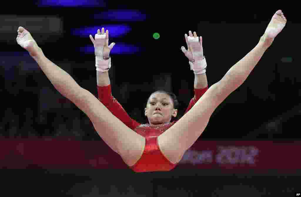 Vận động vi&ecirc;n Kyla Ross với b&agrave;i biểu diễn tr&ecirc;n x&agrave; lệch, 31 th&aacute;ng 7, 2012.