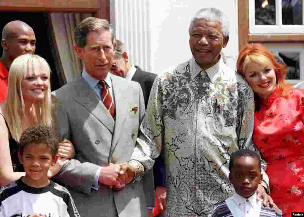 Tổng thống Nelson Mandela và Hoàng tử Anh Charles chụp ảnh với các thành viên ban nhạc Spice Girls Emma (trái), và Gerri (phải) tại tư gia của ông Mandela, 1/11/1997.