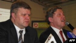 Ông Grigory Yavlinsky (phải), người lập ra đảng Yabloko