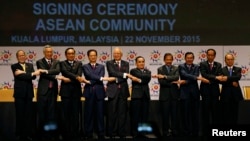 Các lãnh đạo ASEAN trong lễ ký kết thành lập Cộng đồng ASEAN tại Kuala Lumpur, Malaysia, ngày 22/11/2015.