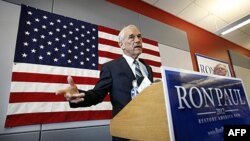 Ông Ron Paul trong 1 cuộc họp báo tại Iowa, 10/5/2011