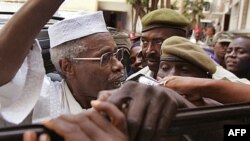 Cựu Tổng thống Chad Hissene Habre, trái, ở Dakar, Senegal, năm 2005