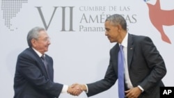 Chủ tịch Raul Castro (trái) và Tổng thống Barack Obama.