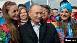 Tổng thống Nga Vladimir Putin và Thị trưởng Làng Olympic Elena Isinbaeva (phải) thăm Làng Olympic trước Thế vận hội mùa đông Sochi, ngày 5/2/2014.