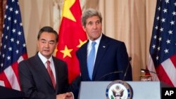 Ngoại trưởng Hoa Kỳ John Kerry bắt tay với Bộ trưởng Ngoại giao Trung Quốc Vương Nghị tại Bộ Ngoại giao Mỹ, thủ đô Washington, 1/10/2014.