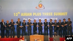 Các nhà lãnh đạo ASEAN và Đông Á trong Hội nghị thượng đỉnh ASEAN Cộng Ba lần 13 tại Hà Nội, 29/10/2010