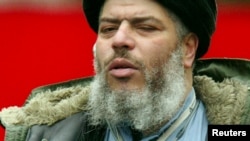 - FILE PHOTO TAKEN 19MAR04 - A file photograph dated March 19, 2004 shows Muslim cleric Sheikh Abu Hamza al-Masri