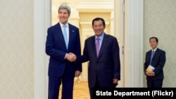 Ngoại trưởng Mỹ John Kerry và Thủ tướng Campuchia Hun Sen trước cuộc họp song phương tại Cung Hòa bình ở Phnom Penh, ngày 26/1/2016.