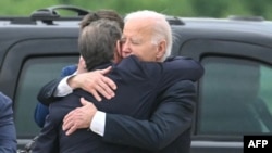 ABD Başkanı Biden Hunter Biden’ın jüri tarafından suçlu bulunmasının ardından oğluna ve aileye destek açıklaması yaparken hukuki sürece saygı göstereceğini söyledi. Fotoğrafta Başkan Biden Delaware’deki Hava Ulusal Muhafız Üssü’nde oğluna sarılırken görülüyor, 11 Haziran 2024. 