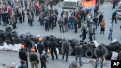 Nhóm thân Nga dựng rào phòng thủ trước một tòa nhà chính quyền ở Donetsk, Ukraine 8/4/14