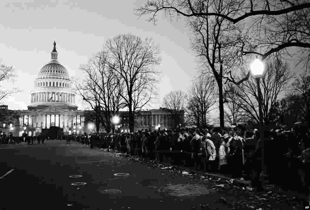 Dân chúng đứng hàng dài dọc theo đường trong đêm chờ vào viếng linh cữu Tổng thống Kennedy, 24/11/1963