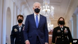 TT Biden và 2 nữ tướng Jacqueline Van Ovost (trái) và Laura Richardson, tại một sự kiện nhân ngày 8 tháng Ba, 2021, tại Tòa Bạch Ốc.