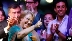 Bà Bachelet ăn mừng chiến thắng tại Santiago, ngày 15/12/2013.